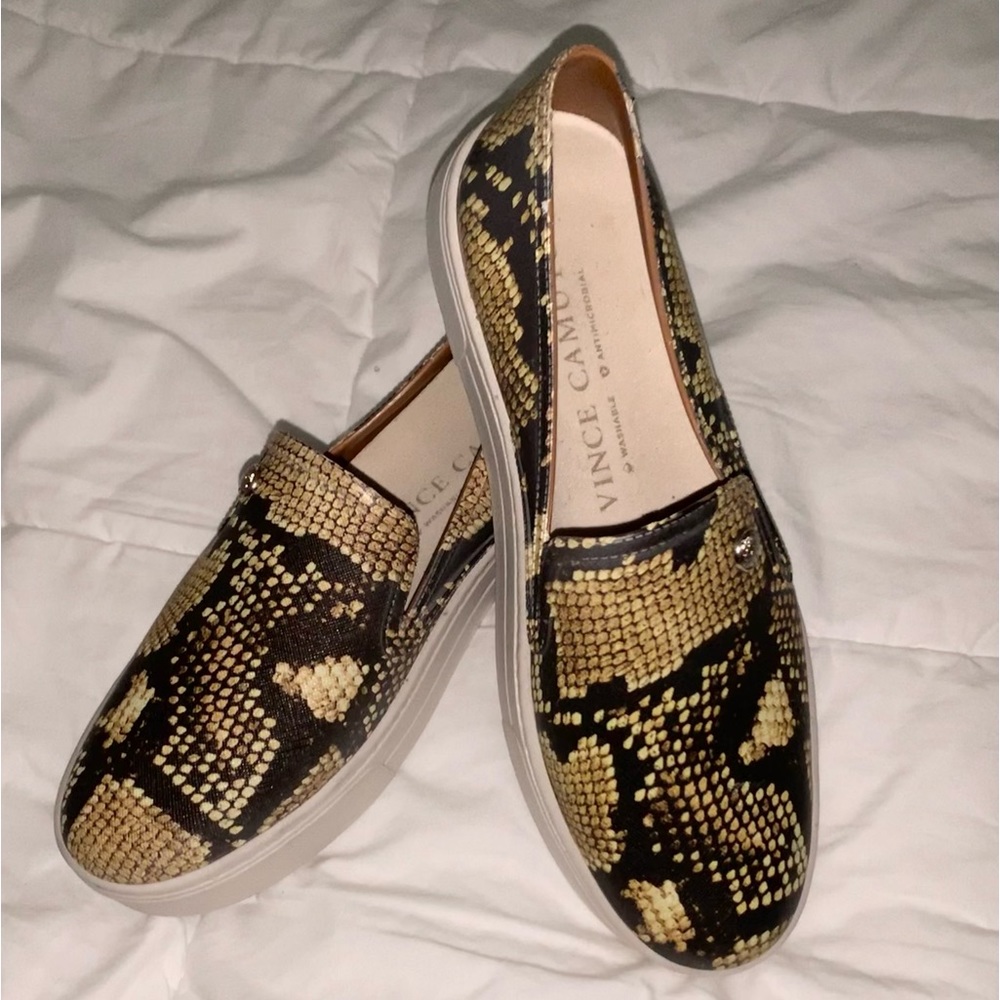 VINCE CAMUTO Marjetta snakeskin slip on shoes women’s size 7